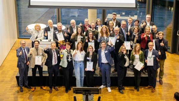 Verleihung des familyNET-Prädikats: Moderne Unternehmenskultur im Fokus Verleihung des familyNET-Prädikats: Moderne Unternehmenskultur im Fokus