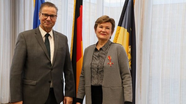 Verdienstkreuz am Bande für unsere Kollegin Natalija Siefert Verdienstkreuz am Bande für unsere Kollegin Natalija Siefert